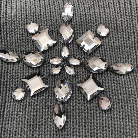 Sediva cepice s aplikaci sněhové vločky, bambuli, 