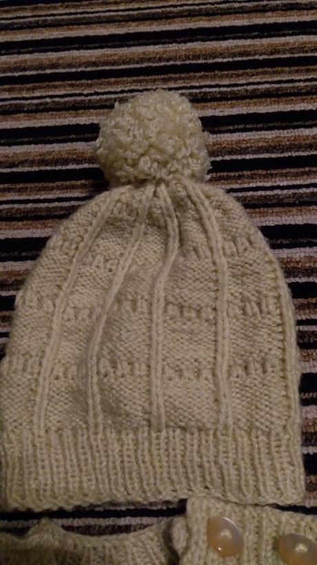 Svetr, čepice a šála, 80