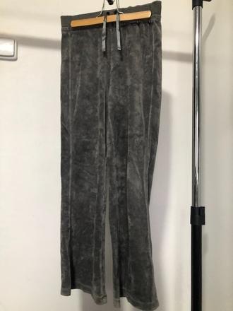 Sametové šedé tepláky s výšivkou, 134