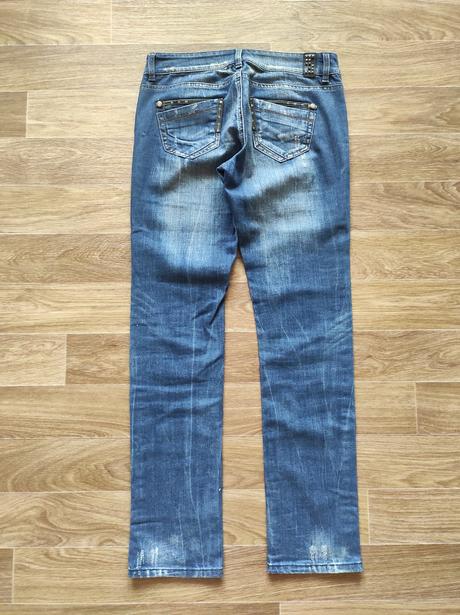 Džíny, 38