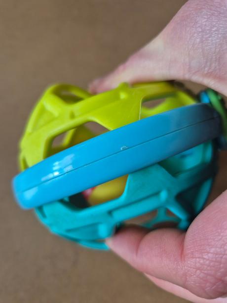 Chrastící míček bright starts +hračky pro nejmenší, 