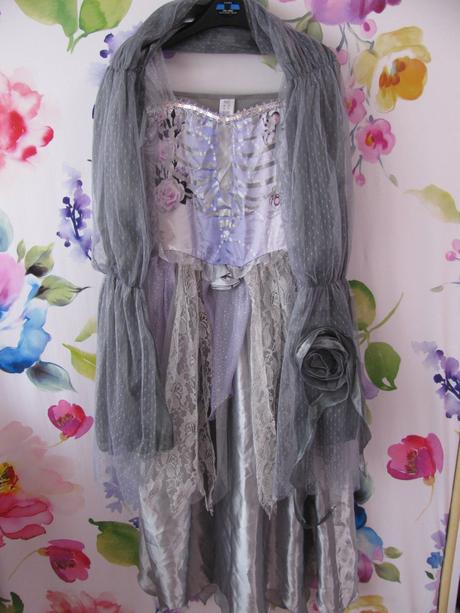 Krásné kostýmové šaty s přehozem čarodějka,