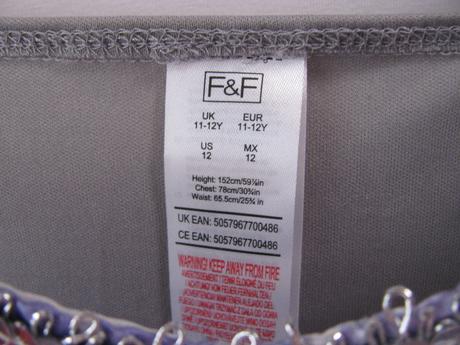 Krásné kostýmové šaty s přehozem čarodějka,