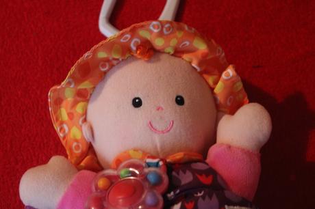 Chrastící panenka emilka lamaze,