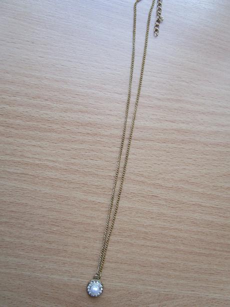 Zajímavý řetízek s malou perlou ve zlaté barvě, 