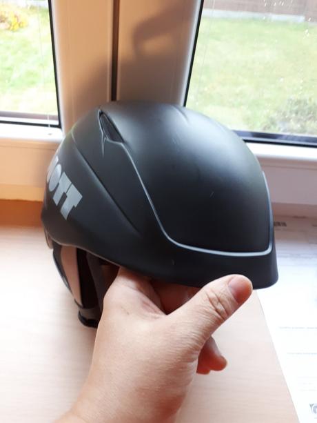 Kvalitní lehká značková helma na lyže scott, s