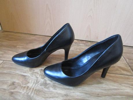 Velmi pěkné černé lodičky, jen asi 3x nošené, graceland,35