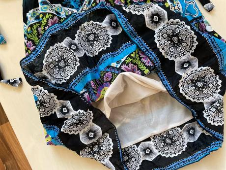 Modré šaty s ornamenty, vel neuvedena cca xs/s, xs