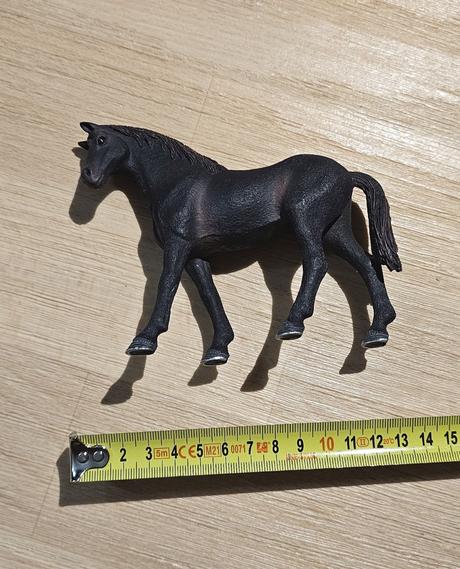 Figurka kůň černý schleich,