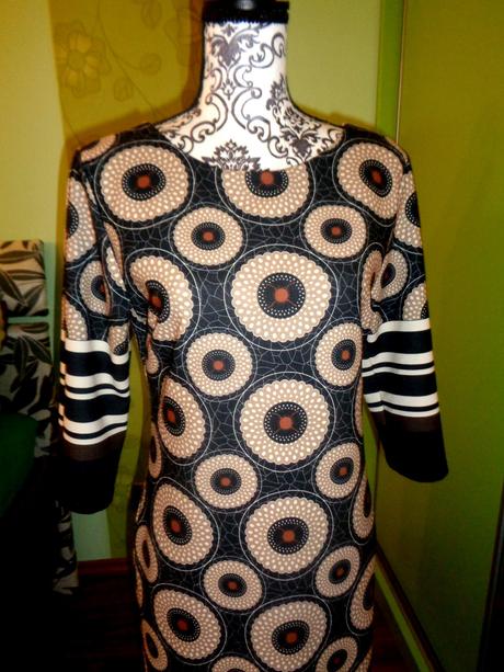 Krásné hnědočerné šaty, l