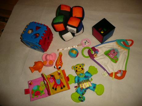 Hračky mimi spirála knížka šustivá kostky kousátko,