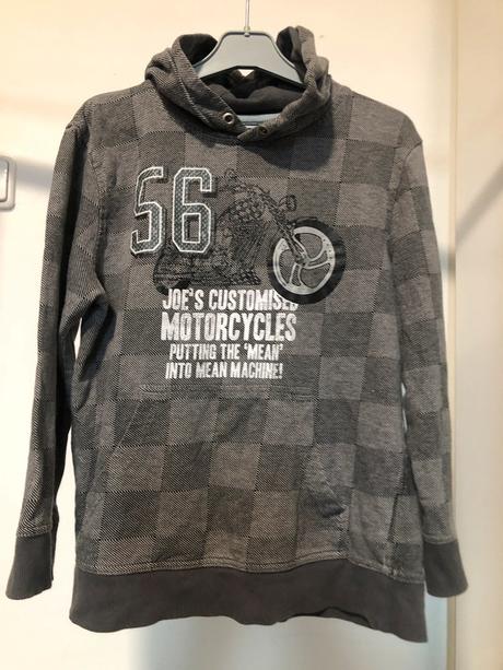 Šedá mikina s motorkou, 122