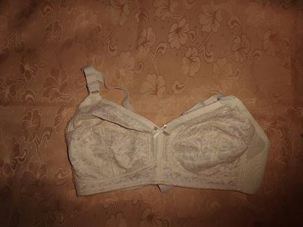 Béžová bez kostic, l