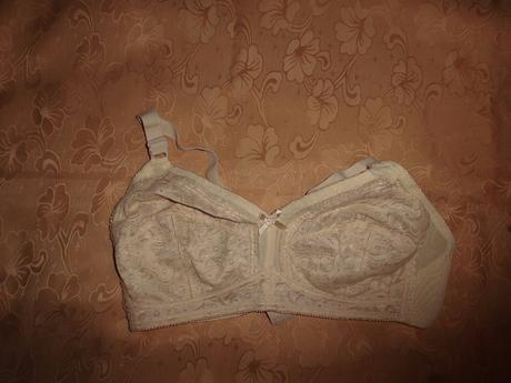 Béžová bez kostic, l