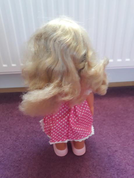 Panenka adélka chodi a zpívá,