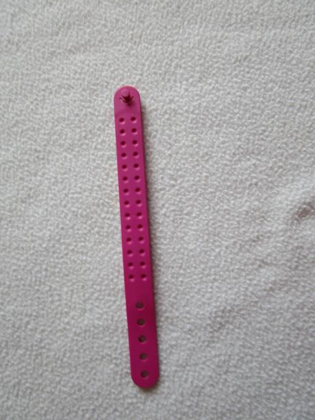 Pěkný fialový plastový lego náramek,