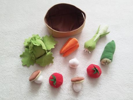 Pokladna + košík + zboží + peníze,