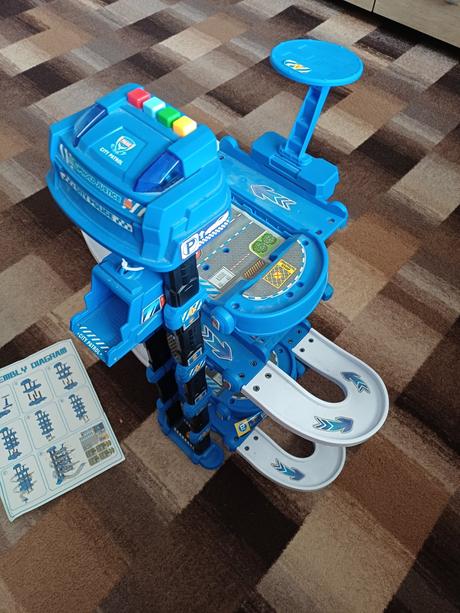 Policejní garáž s výtahem, 