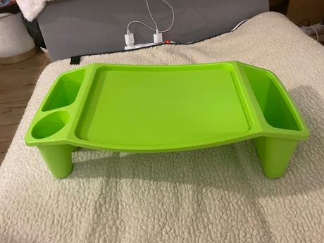 Plastový přenosný gaučostolek- dedra,