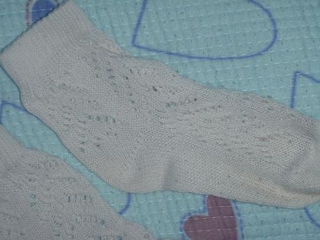 Bílé krajkové ponožky k sukni, žluté protiskluzové, 98