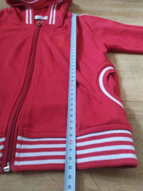 Červená teplákovka, 122