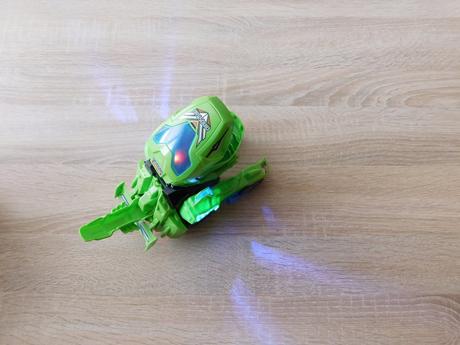 Transformující se dinosauří auto-yellcetoy, 