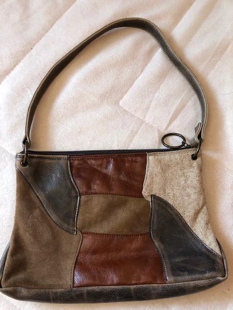 Kabelka sita s kousku ruznych barev,