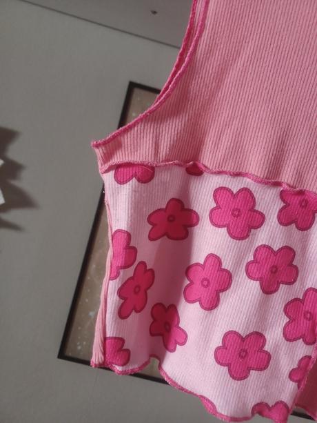 Kytičkový croptop shein, 152