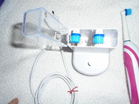 Elektrický kartáček na zuby s nástavci,