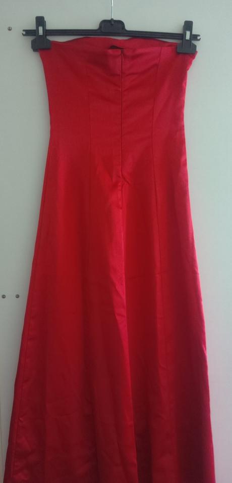 Červené saténové šaty, s