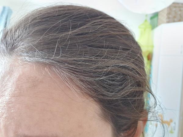 Jak zakrýt začínající šediny bez chemické barvy?