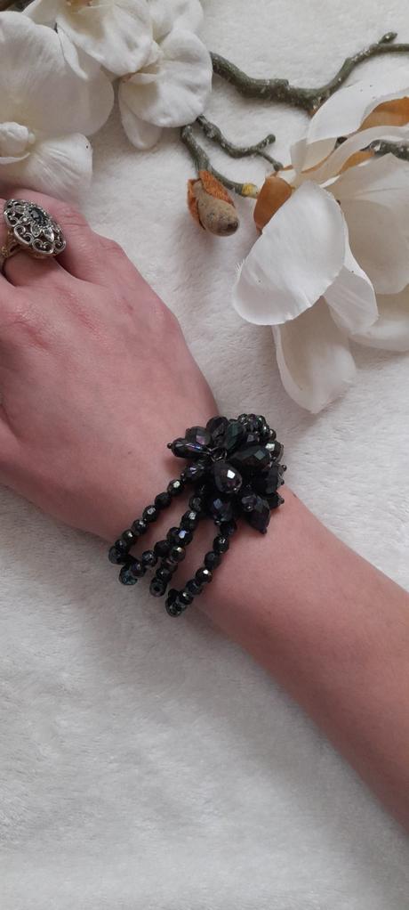 Korálkový elastický náramek s kytičkou, orsay