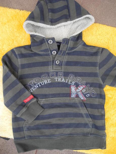 Mikina s kapucí, 104