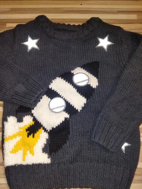 Černý svetr s raketou 104 next, next,104