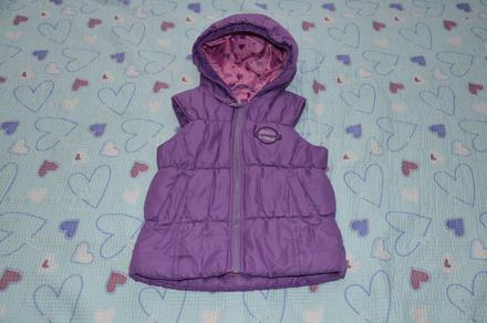 Prošívaná vesta vestička s kapuckou, c&a,98