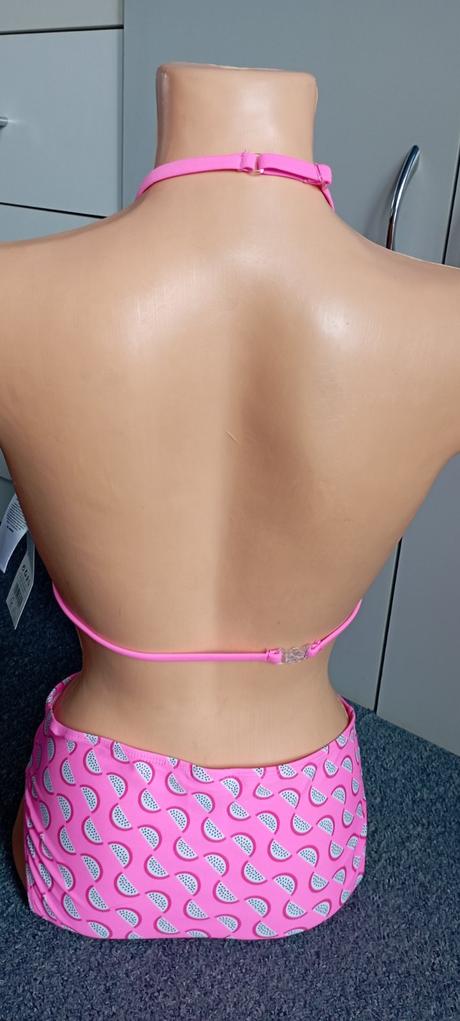 Neonové růžové plavky, 