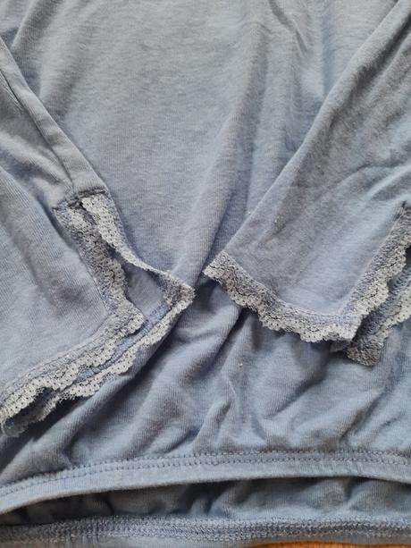 Bledě modré tričko s krajkami krásné, m