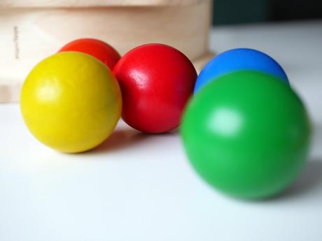 Dřevěná zatloukačka plan toys pro děti od 2 let,