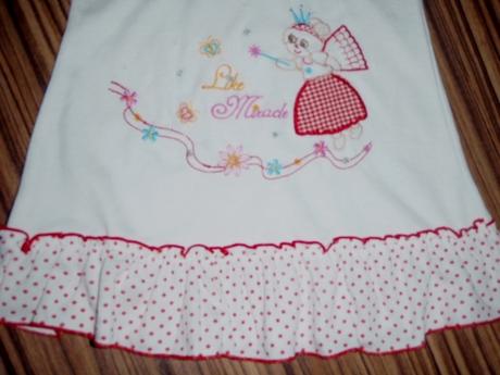 Bíločervené šaty s vyšívanou aplikací, 68