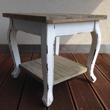 Skřínka, stoleček, servírovací tác a kobereček, 