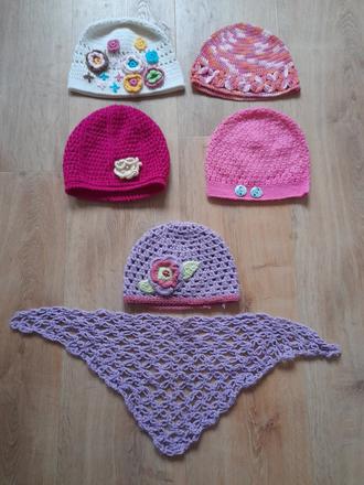 Háčkované čepičky, vel cca 52 - 54cm, 52