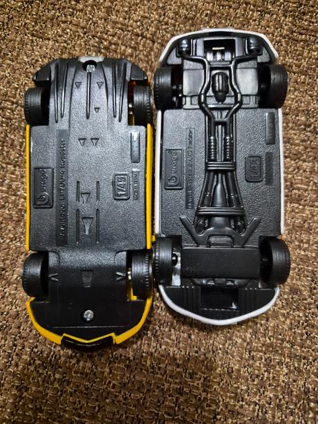 2x kovové autíčko, 