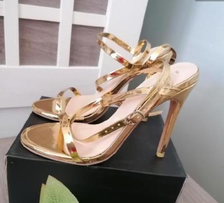 Zlaté sandálky, 36