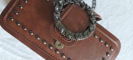 Malá hnědá kabelka crossbody, 