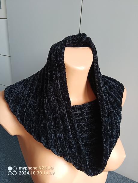 Nákrčník černý,