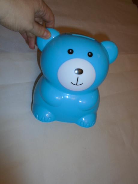 Pokladnička méďa počítá peníze kovové,