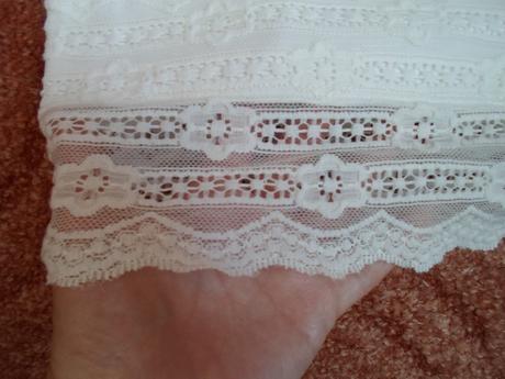 Bílé tričko triko tílko crop top s krajkou, h&m,s