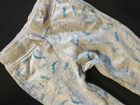 Vel. 92 šedé tepláky s dinosaury, 92