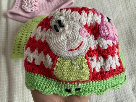 Háčkované čepice/klobouček/prasátko pepina 1-2r, 86