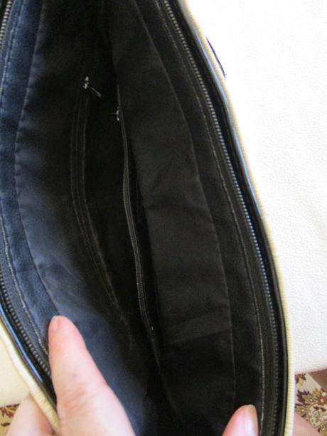 Pěkná, málo nošená, světlá kabelka s černými traky,